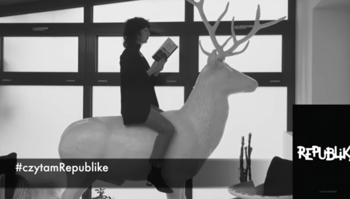 Akcja #czytamRepublike artyści czytają monografię zespołu