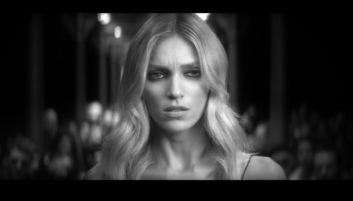 Naga Anja Rubik w najnowszym teledysku Mary Komasy!