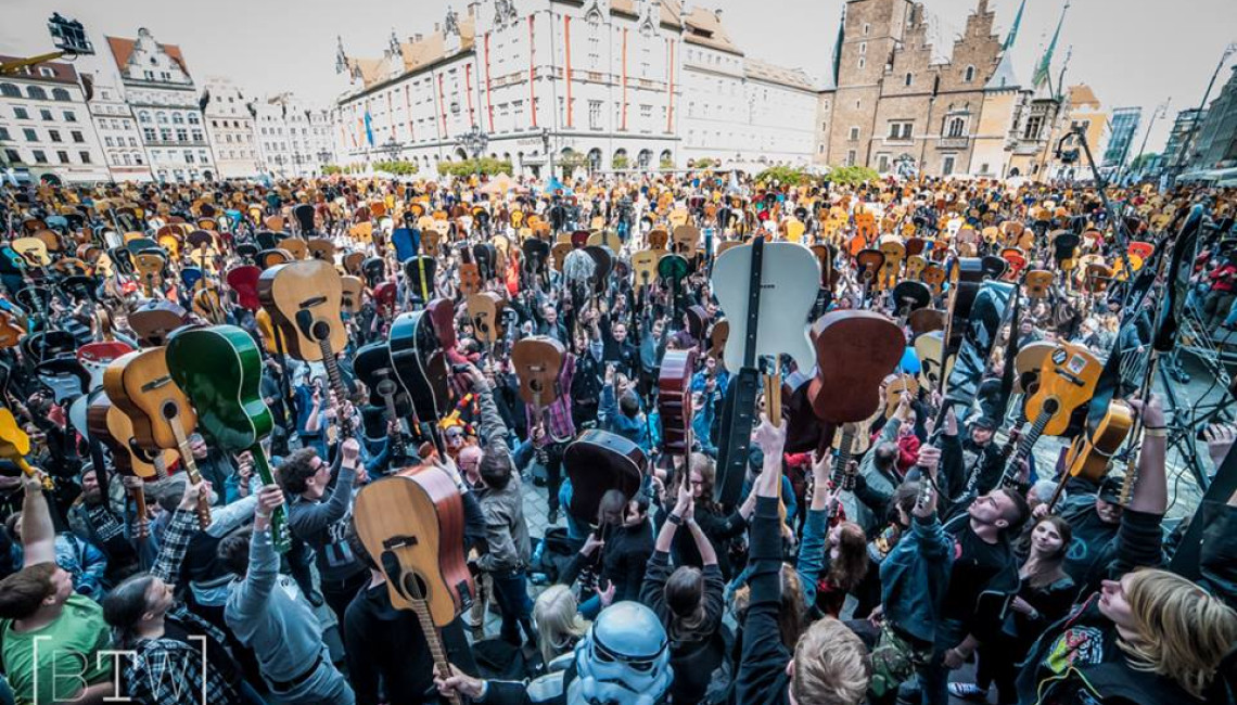 Polska ma nowy Gitarowy Rekord Guinnessa - 7356 gitarzystów - o 12 osób więcej niż w 2014 roku