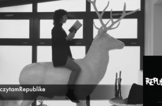 Akcja #czytamRepublike artyści czytają monografię zespołu