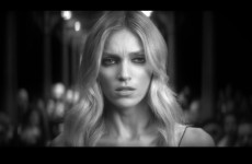 Naga Anja Rubik w najnowszym teledysku Mary Komasy!