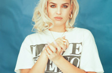 Najgorętszy debiut sezonu: Anne-Marie prezentuje "Alarm"