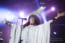 Erykah Badu śpiewa dla Damona Albarna, Flea i Tony'ego Allena