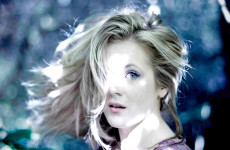 Iselin Solheim - głos znany z przeboju „Faded” Alana Walkera w nowym przeboju