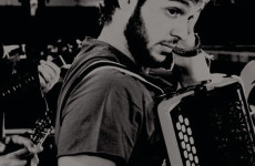 Claudio Capéo - muzyk z ulicy na największych scenach Francji