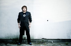 Nowy singiel Mietka Szcześniaka