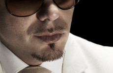 Posłuchaj, jak Pitbull śpiewa dla facetów w czerni