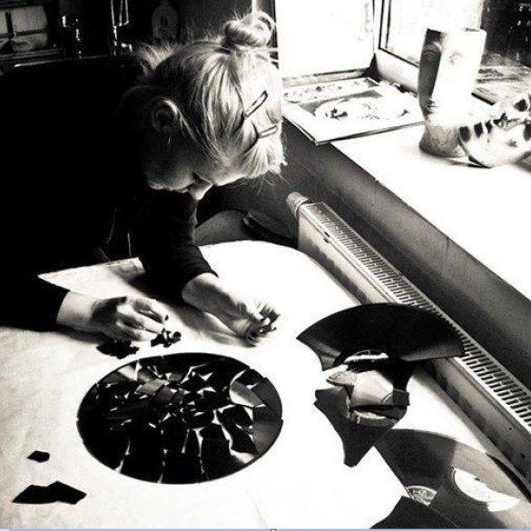 Aga Krysiuk: "Płyta winylowa jako nośnik muzyczny, wykorzystywana jako materiał plastyczny najbardziej pasuje do wykonywania obrazów o tematyce muzycznej i to najbardziej lubię  i najczęściej robię"