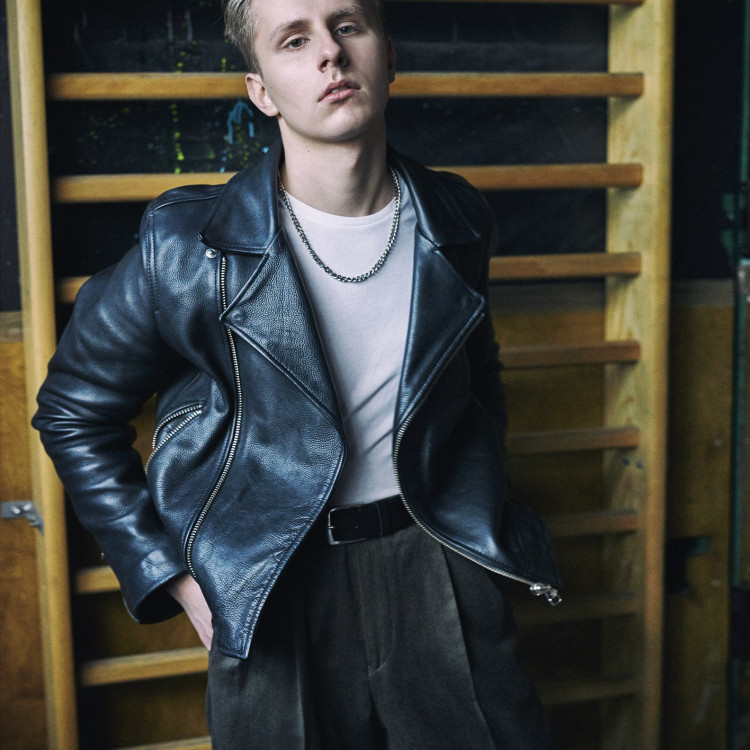  Piotr Zioła zapowiada swoją długo wyczekiwaną debiutancką płytę! Zobacz klip do utworu "W ciemno"