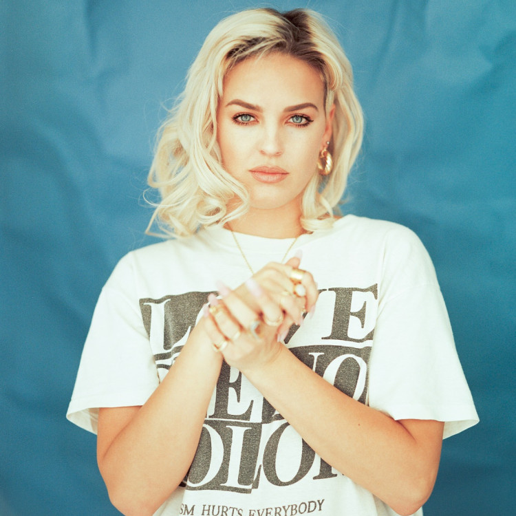 Najgorętszy debiut sezonu: Anne-Marie prezentuje "Alarm"