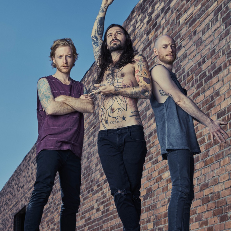 Cios w twarz, zemsta i skopane tyłki Premiera albumu "Ellipsis" Biffy Clyro