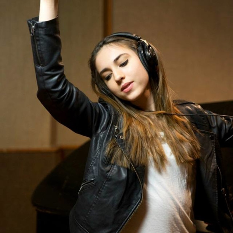 Hollie Stephenson, nazywana nową Amy Winehosue, debiutuje w Polsce już 8 lipca!