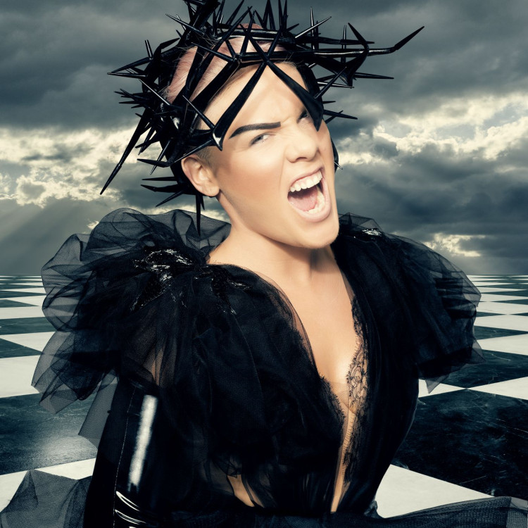 P!NK powraca! Posłuchaj jej nowego utworu "Just Like Fire" do filmu Alicja Po Drugiej Stronie Lustra