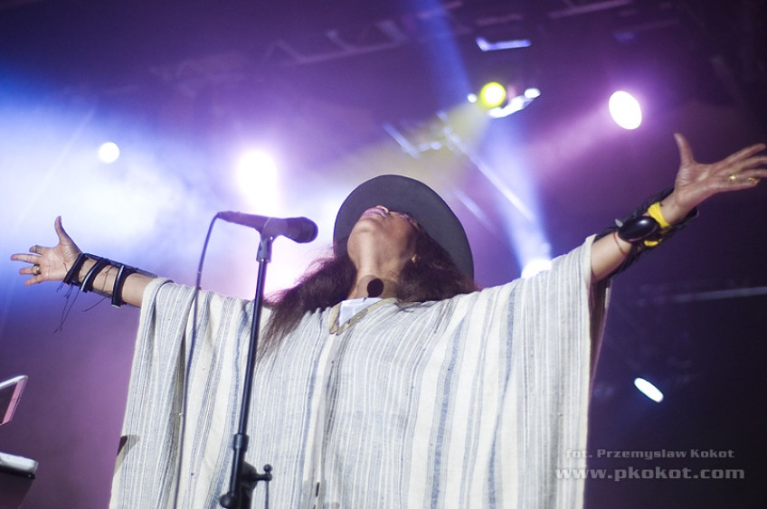 Erykah Badu śpiewa dla Damona Albarna, Flea i Tony'ego Allena