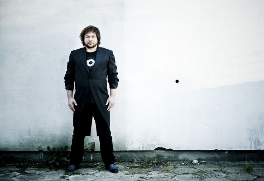 Nowy singiel Mietka Szcześniaka